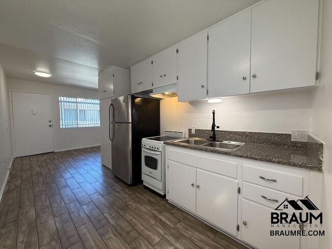 Foto del edificio - 15634 Leadwell St