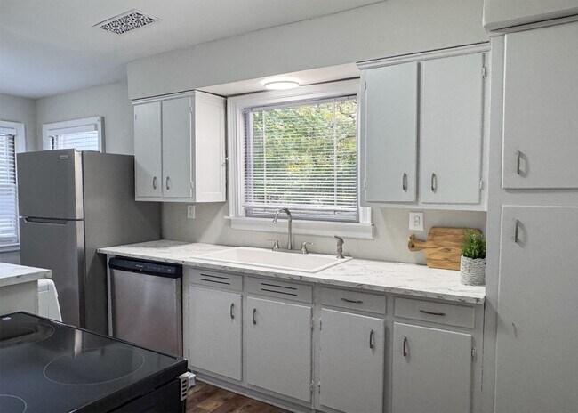 Foto del edificio - 599 Estridge Dr