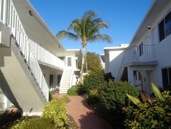 Building Photo - 999 S Riverside Dr