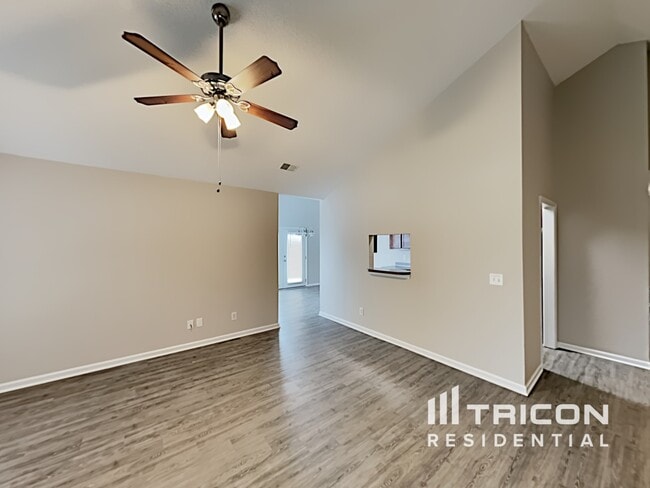 Foto del edificio - 1323 May Oak Cir