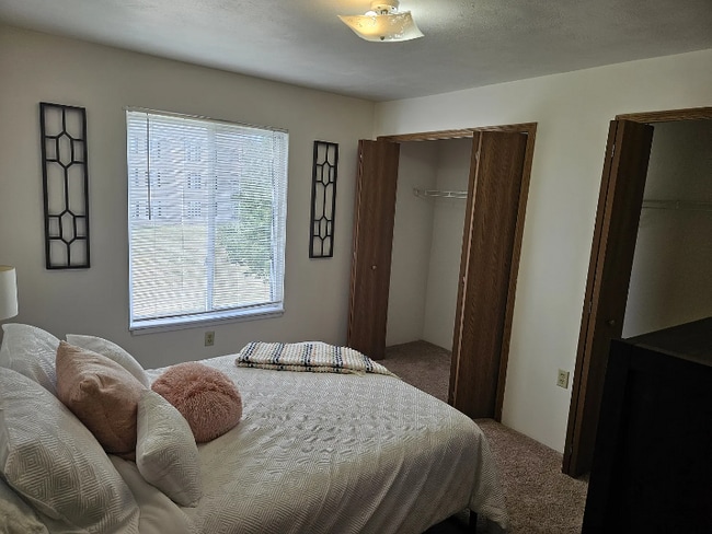 Foto del edificio - 100 Raleigh Ct