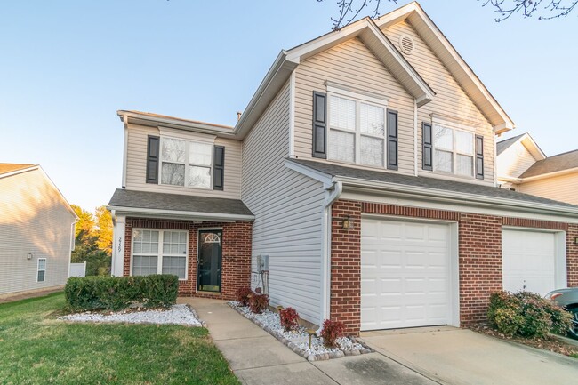 Foto del edificio - Charming end unit townhome in Matthews!