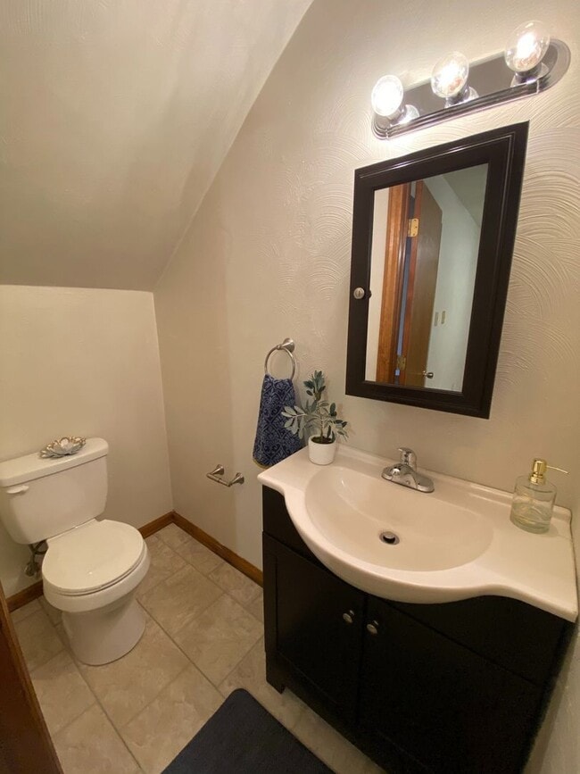 Building Photo - Edgewater Village 2BR Townhome! Yard, Pati...