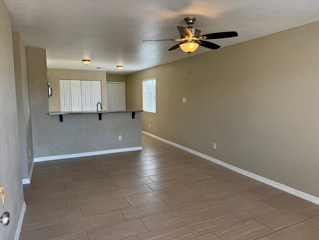 Foto del edificio - Four Bedroom Corner Lot San Luis Home Fully Fenced Lot - Casa de 4 Recamaras