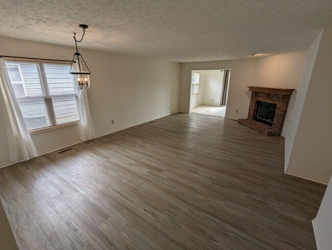 Foto del edificio - Spacious 3-Bedroom Ranch with Private Mast...