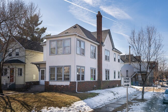 Building Photo - 2 Bedroom with 1 Full Bathroom Duplex in S...