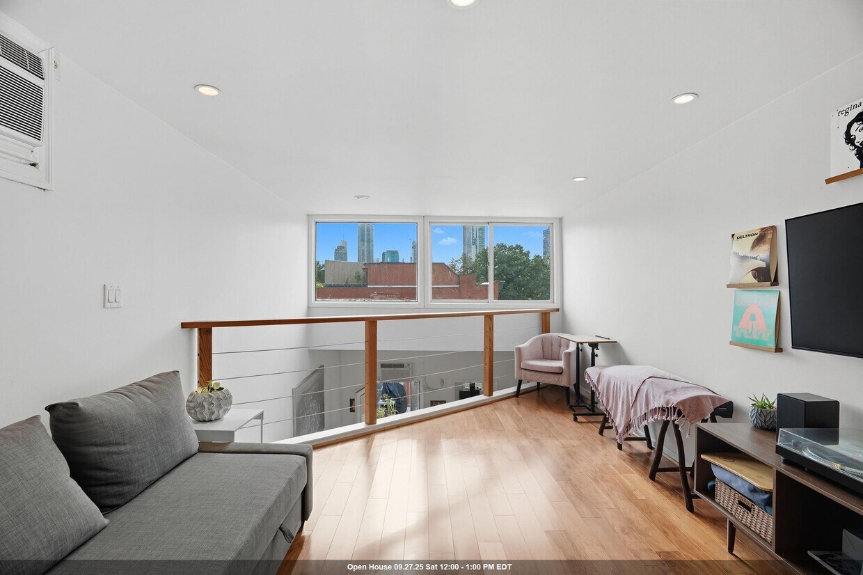 Primary Photo - 278 Monmouth St