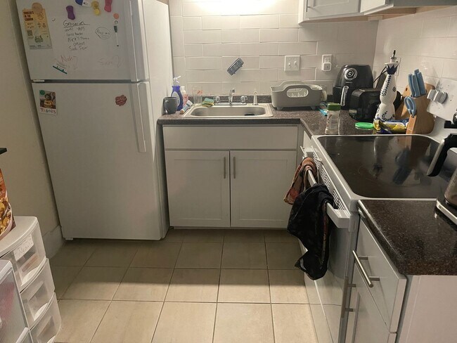 Foto del edificio - Top Floor Sunny 4 Bed Split  Heat and Hw inc No Fee Close to everything Students ok 9.1