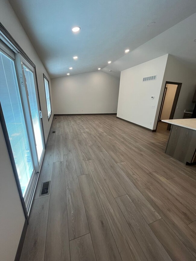 Building Photo - 786 Glory Dr