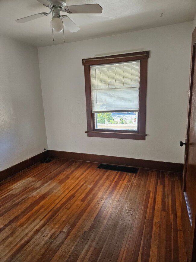 Foto del edificio - 710 E. 3rd St.