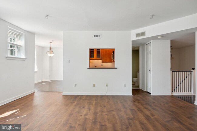 Building Photo - 104 Woodside Rd