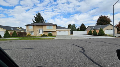 Building Photo - 4411 Sinai Dr
