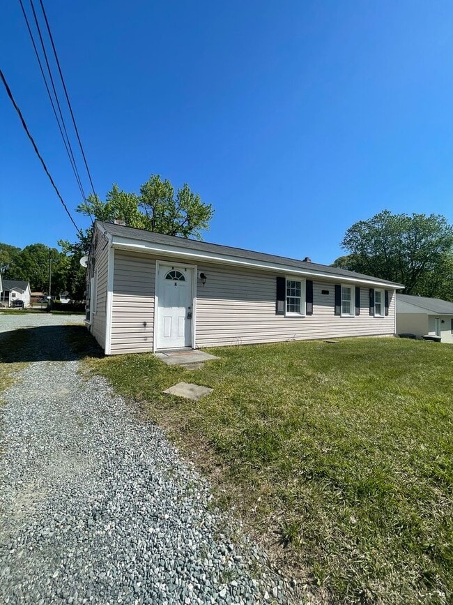 Building Photo - Renovated One Bedroom Duplex