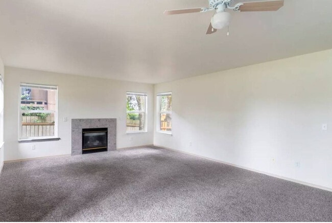 Building Photo - Summit View