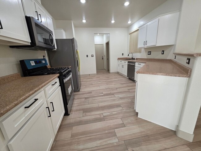 Building Photo - Newly renovated town home features 3 bedro...