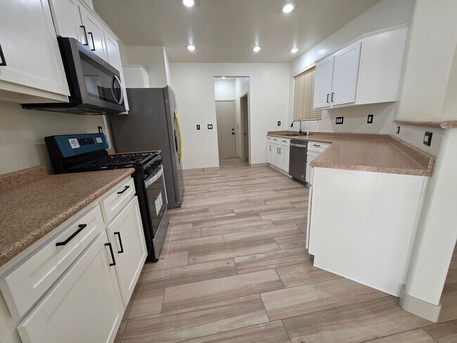 Foto del edificio - Newly renovated town home features 3 bedro...