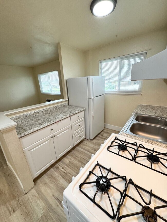 Foto del edificio - One Bedroom One Bath Apartment with Patio and Small Yard SEE VIDEO