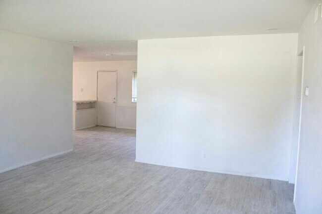 Building Photo - 1309 NE 33rd St