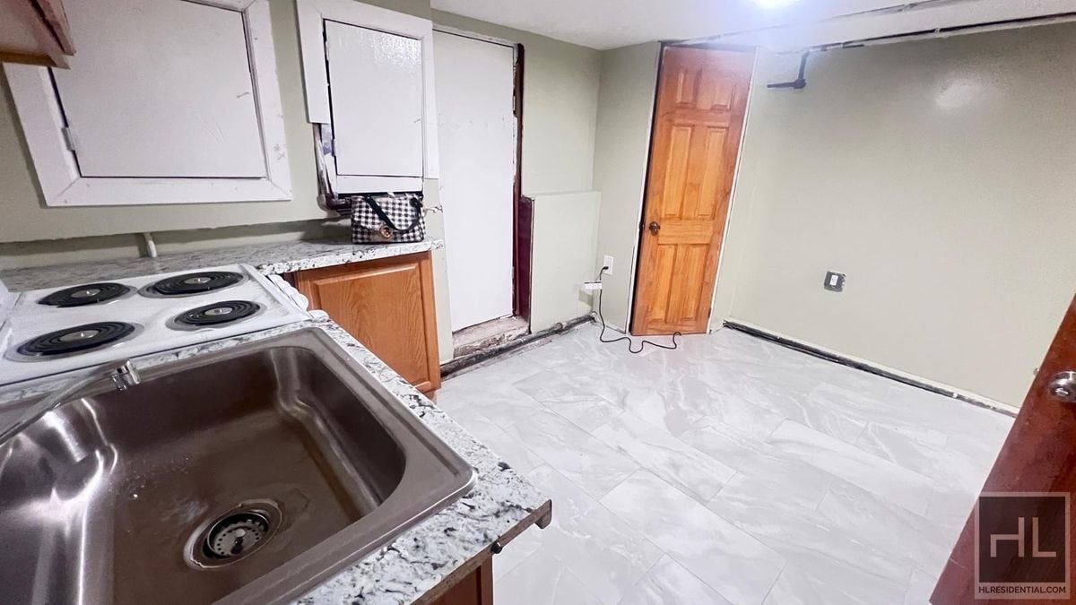 FRESHLY RENOVATED 2 BEDROOMS SEMI- BASEME... - FRESHLY RENOVATED  2 BEDROOMS SEMI- BASEME...