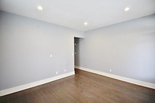 Building Photo - 908 N Marsalis Ave