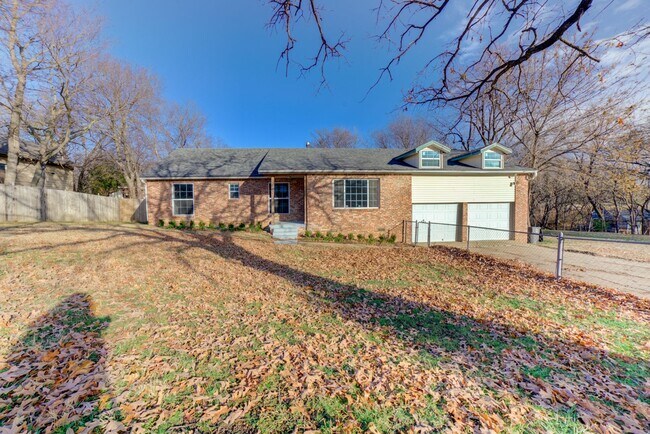 Foto del edificio - Stunning 4 Bed 3 Bath Home on Quiet Street!