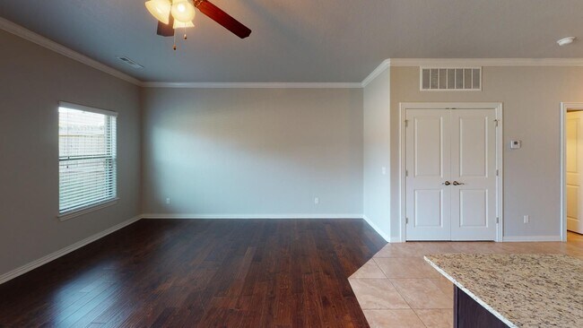 Building Photo - Shadowbrooke Townhomes - 3 Bedroom Townhom...