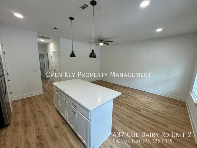 Building Photo - Cozy and Recently Renovated 2/1 Apartment ...