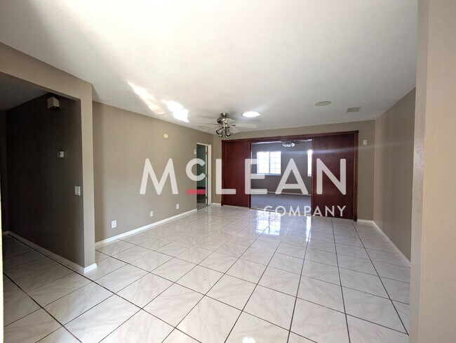 Foto del edificio - Classic 3 Bedroom 3 Bathroom Home in Palm Desert