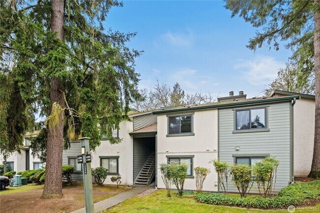 Foto del edificio - Spacious 2-Bedroom Ground Floor Condo with Private Yard in Kirkland