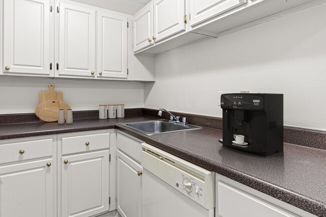 Building Photo - Burgundy And Hillsboro