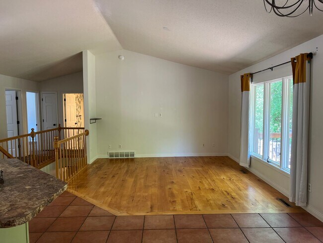 Building Photo - Secluded 4 bed 3 bath house