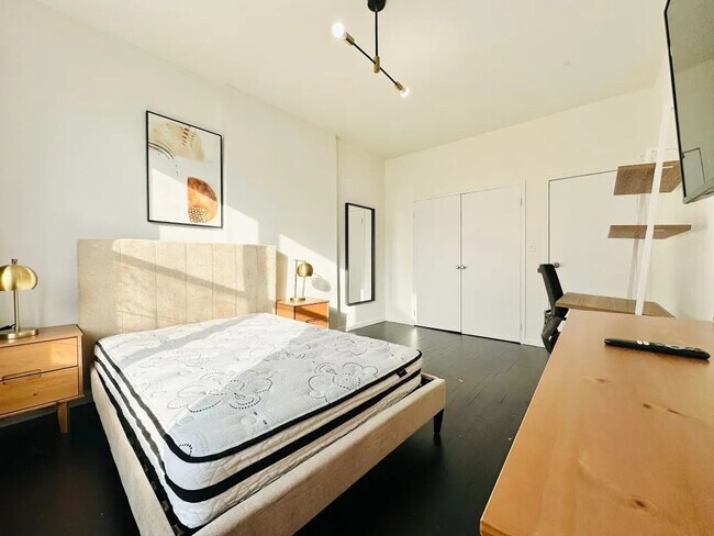 Foto del edificio - Furnished room/NOT APARTMENT