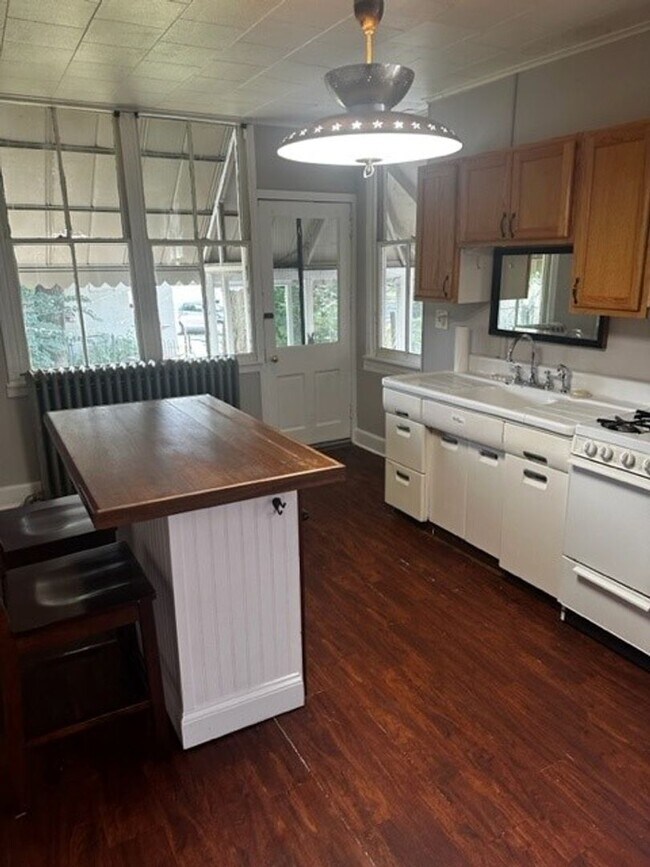 Building Photo - 328 New Holland Avenue