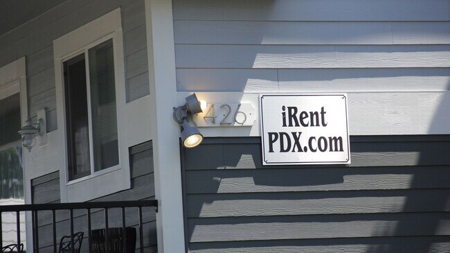 Building Photo - Townhouse style 1.5 bath with off street p...
