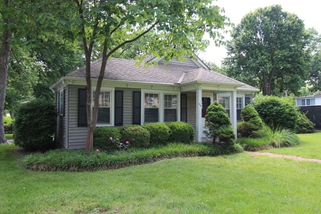 Building Photo - 2 Bedroom 1 Bath Home In Fairway