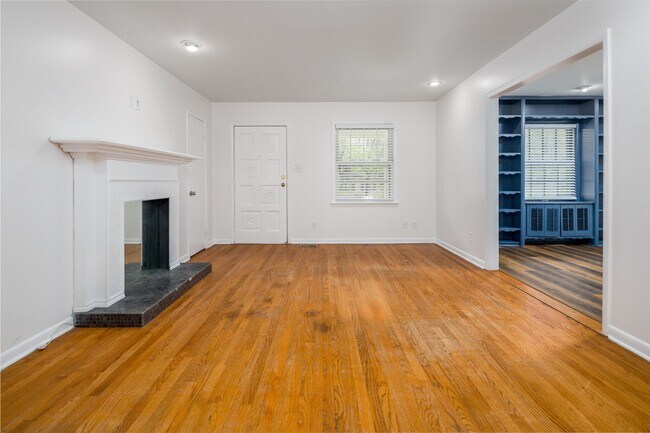 Building Photo - 304 Lynn Dr