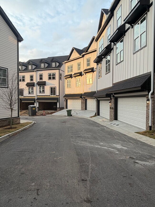 Foto del edificio - BRAND NEW TOWNHOMES AVALIABLE NOW