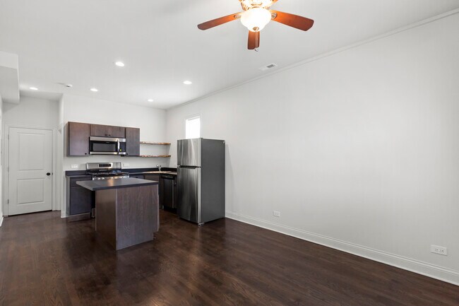 Foto del edificio - 3123 N California Ave