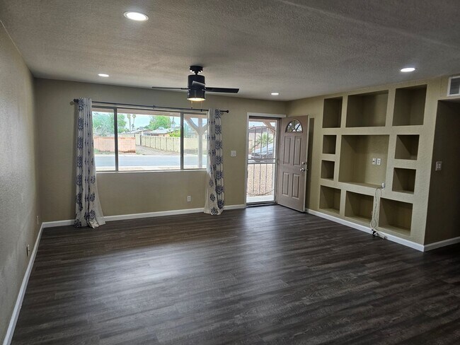 Building Photo - Spacious 4 bd room 2-bth home with pool in...