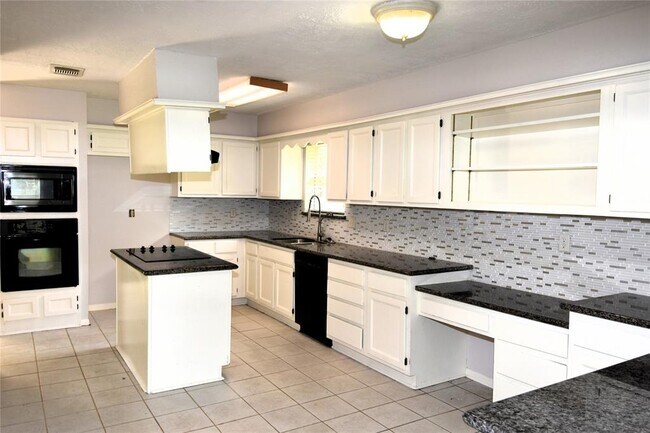 Building Photo - 3018 Arrowhead Dr