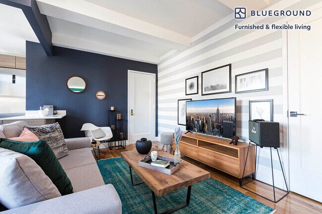 Building Photo - 210 W 70th St