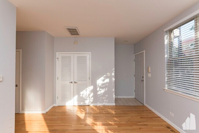 Building Photo - 1331 N Burling St
