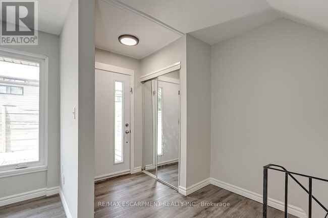 Building Photo - 260-260 Montmorency Dr
