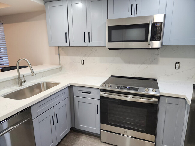 New kitchen/appliance/countertop - 2040 Main St