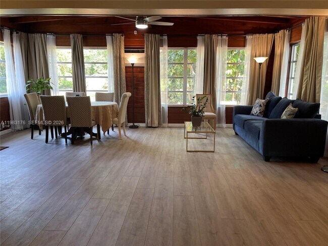 Foto del edificio - 14155 Old Cutler Rd