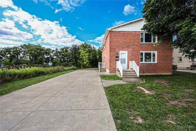 Building Photo - 862 Falcon Dr