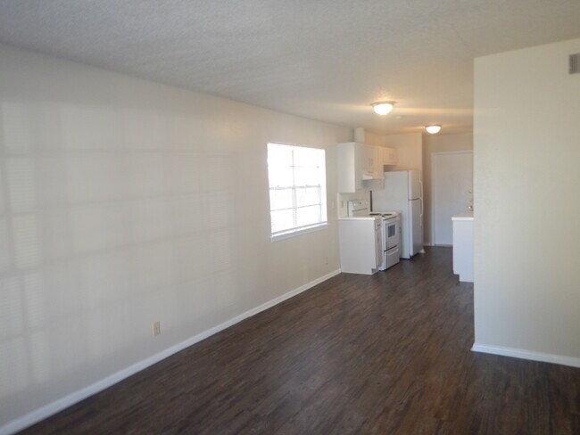 Building Photo - 2500 Clara Ln