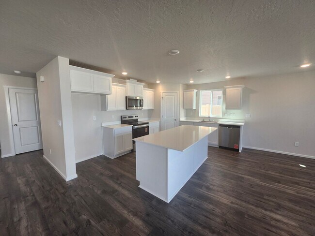 Building Photo - Brand New Construction! 4 bed/2.5 ba Townh...