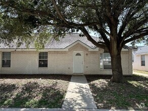 Building Photo - 613 La Mancha Dr