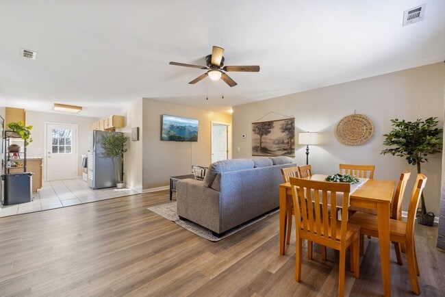 Foto del edificio - 707 Bagwell Ct